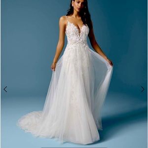 BRAND NEW wedding dress - never worn - unaltered
